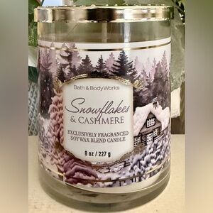 🆕❄️ BATH & BODY WORKS “SNOWFLAKES & CASHMERE“ SINGLE WICK CANDLE. BRAND NEW.